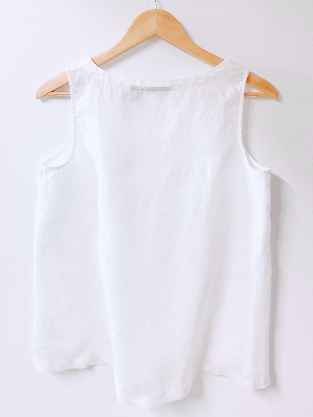 Rachel Roy White Sleeveless Button-Side Linen Relaxed Tank Top - Picture 3 of 7